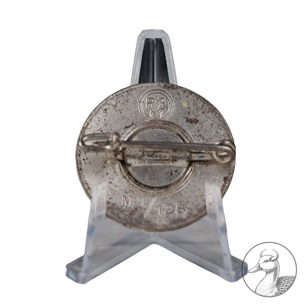 Parteiabzeichen der NSDAP RZM M 1/128

Parteiabzeichen der Firma Eugen Schmidhaussler Pforzheim, versilbert und emailliert, Buntmetall