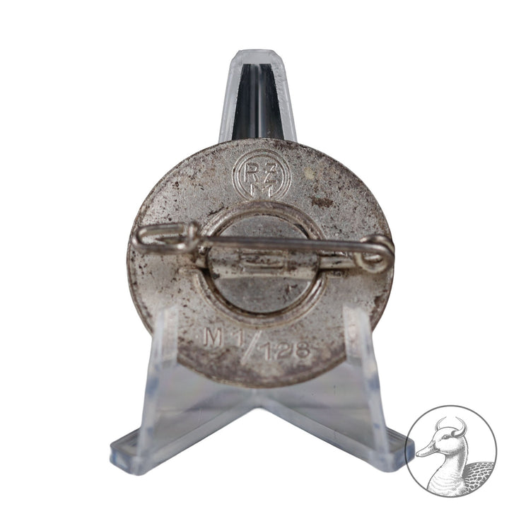 Parteiabzeichen der NSDAP RZM M 1/128

Parteiabzeichen der Firma Eugen Schmidhaussler Pforzheim, versilbert und emailliert, Buntmetall