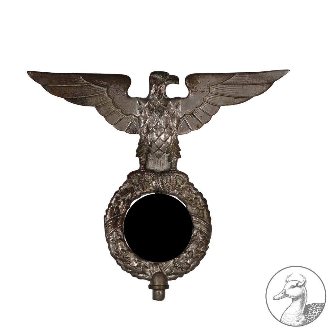 Fahnenspitze der Partei&nbsp; 1 Form

Hoheitsadler vernickelt auf Eichenlaub umkränzten Hoheitszeichen mit Altersspuren-selten