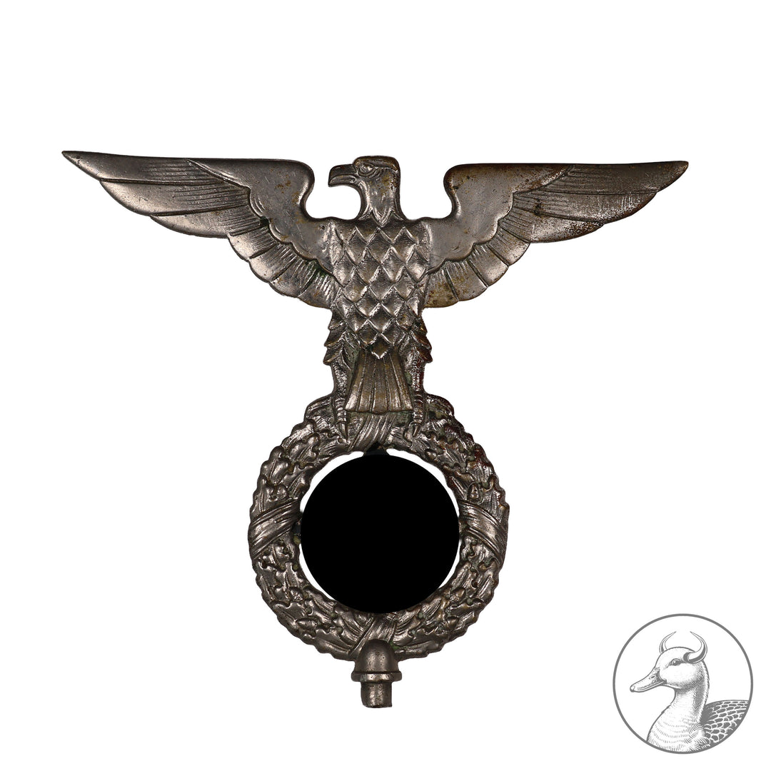 Fahnenspitze der Partei&nbsp; 1 Form

Hoheitsadler vernickelt auf Eichenlaub umkränzten Hoheitszeichen mit Altersspuren-selten