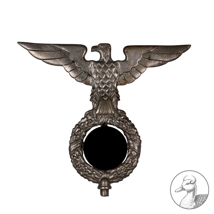 Fahnenspitze der Partei&nbsp; 1 Form

Hoheitsadler vernickelt auf Eichenlaub umkränzten Hoheitszeichen mit Altersspuren-selten