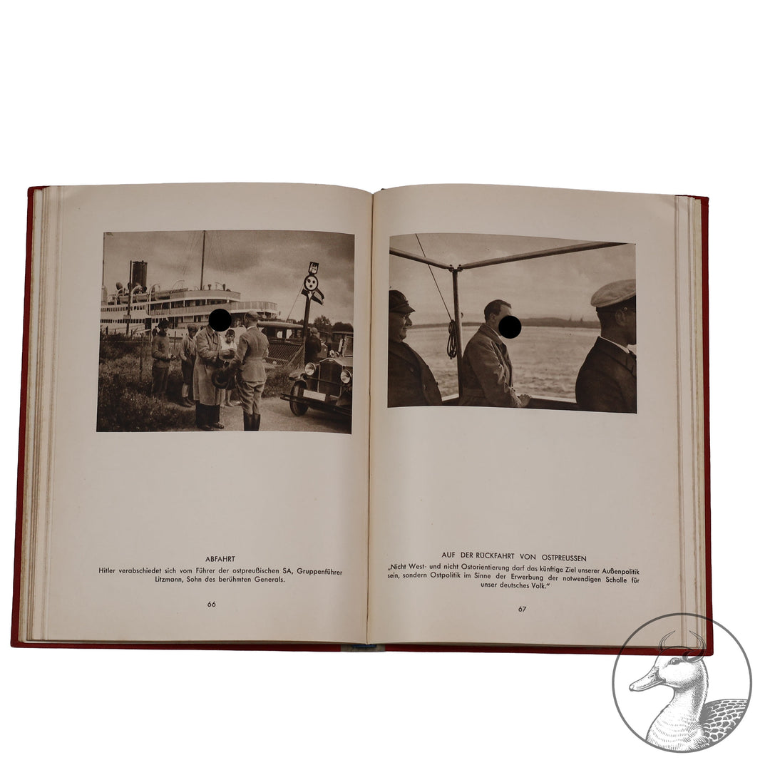 100 Bild-Dokumente "Hitler wie ihn keiner kennt" herausgegeben von Heinrich Hoffmann Privat eingebunden

mit einem Geleitwort von Baldur von Schirach (Reichs- und Jugendführer der NSDAP) herausgegeben von Heinrich Hoffmann (Fotoberichterstatter der Reichsleitung der NSDAP) im "Zeitgeschichte" Verlag Berlin umfasst das Buch 100 Bilddokumente aus dem Leben des Führers. 96 Seiten. Seltene Einbindung
