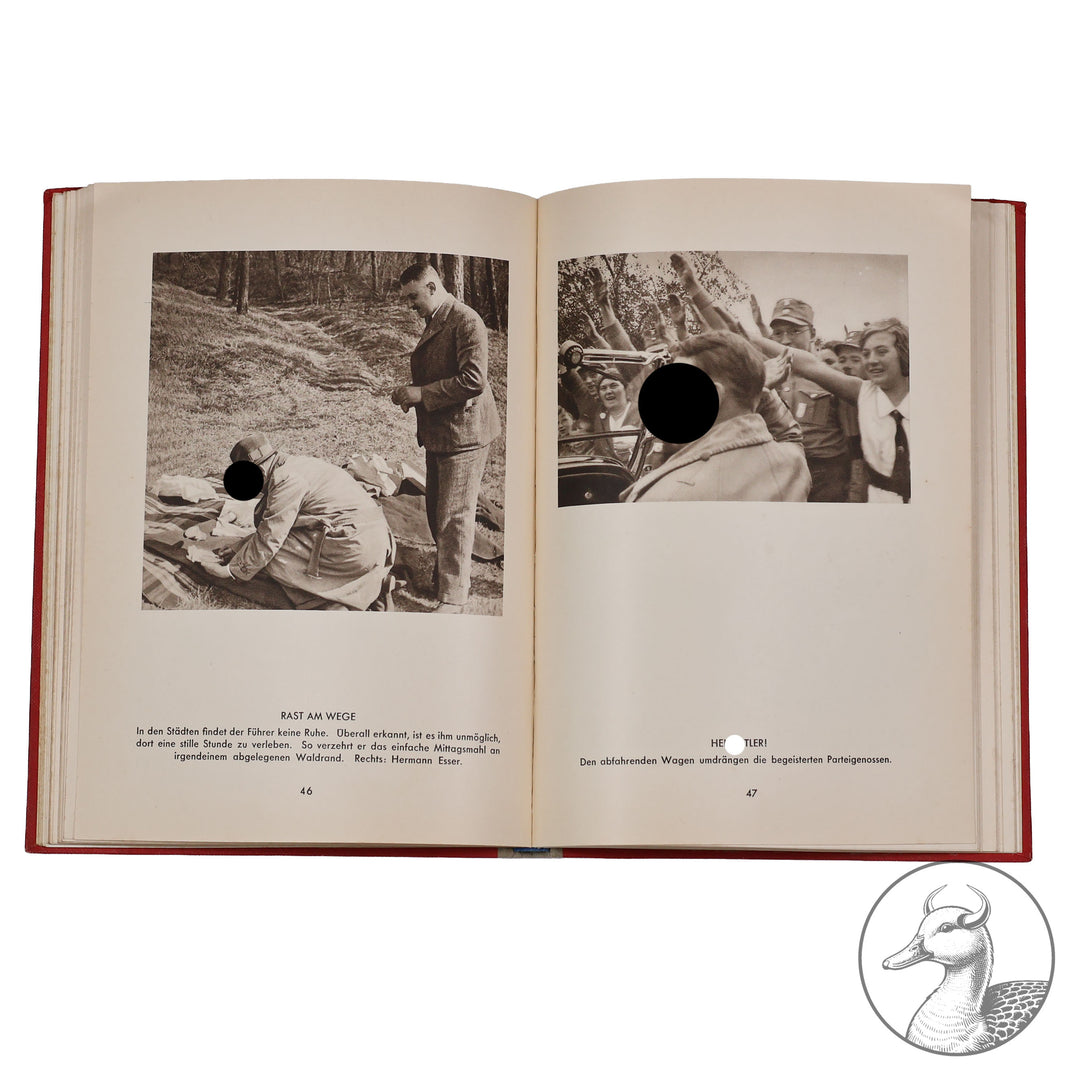 100 Bild-Dokumente "Hitler wie ihn keiner kennt" herausgegeben von Heinrich Hoffmann Privat eingebunden

mit einem Geleitwort von Baldur von Schirach (Reichs- und Jugendführer der NSDAP) herausgegeben von Heinrich Hoffmann (Fotoberichterstatter der Reichsleitung der NSDAP) im "Zeitgeschichte" Verlag Berlin umfasst das Buch 100 Bilddokumente aus dem Leben des Führers. 96 Seiten. Seltene Einbindung