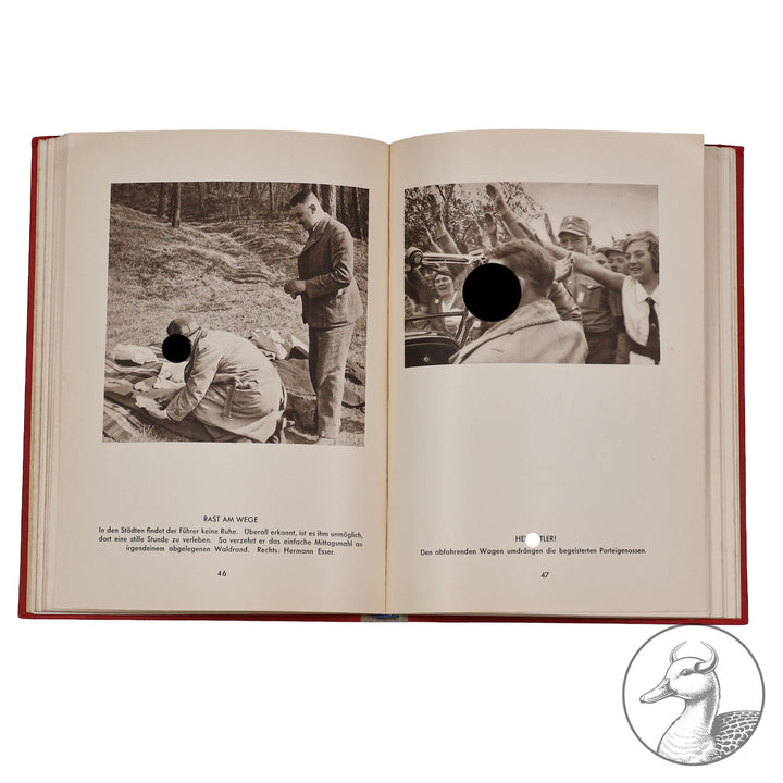 100 Bild-Dokumente "Hitler wie ihn keiner kennt" herausgegeben von Heinrich Hoffmann Privat eingebunden

mit einem Geleitwort von Baldur von Schirach (Reichs- und Jugendführer der NSDAP) herausgegeben von Heinrich Hoffmann (Fotoberichterstatter der Reichsleitung der NSDAP) im "Zeitgeschichte" Verlag Berlin umfasst das Buch 100 Bilddokumente aus dem Leben des Führers. 96 Seiten. Seltene Einbindung