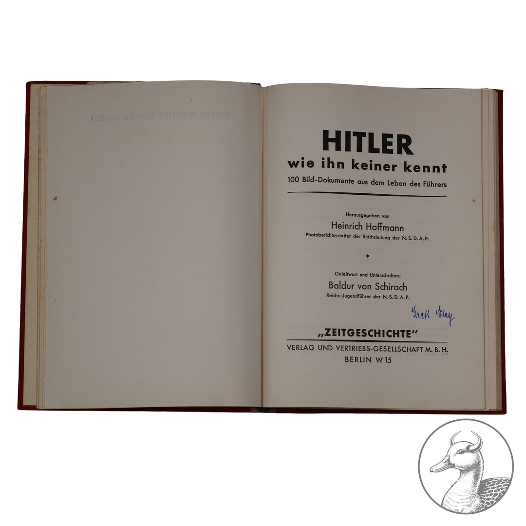 100 Bild-Dokumente "Hitler wie ihn keiner kennt" herausgegeben von Heinrich Hoffmann Privat eingebunden

mit einem Geleitwort von Baldur von Schirach (Reichs- und Jugendführer der NSDAP) herausgegeben von Heinrich Hoffmann (Fotoberichterstatter der Reichsleitung der NSDAP) im "Zeitgeschichte" Verlag Berlin umfasst das Buch 100 Bilddokumente aus dem Leben des Führers. 96 Seiten. Seltene Einbindung