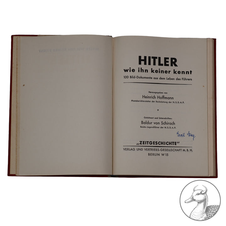 100 Bild-Dokumente "Hitler wie ihn keiner kennt" herausgegeben von Heinrich Hoffmann Privat eingebunden

mit einem Geleitwort von Baldur von Schirach (Reichs- und Jugendführer der NSDAP) herausgegeben von Heinrich Hoffmann (Fotoberichterstatter der Reichsleitung der NSDAP) im "Zeitgeschichte" Verlag Berlin umfasst das Buch 100 Bilddokumente aus dem Leben des Führers. 96 Seiten. Seltene Einbindung