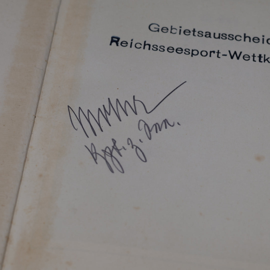 Kriegsmarine am Feind - Ein Bildbericht über den deutschen Freiheitskampf zur See von Friedrich Meier

Auflage 180 000 / Berlin 1940 / 237 Seiten / Verlag Erich Klinghammer - gestempelt mit "Gebietsausscheidung Reichsseesport-Wettkampf 1941" und Signatur.