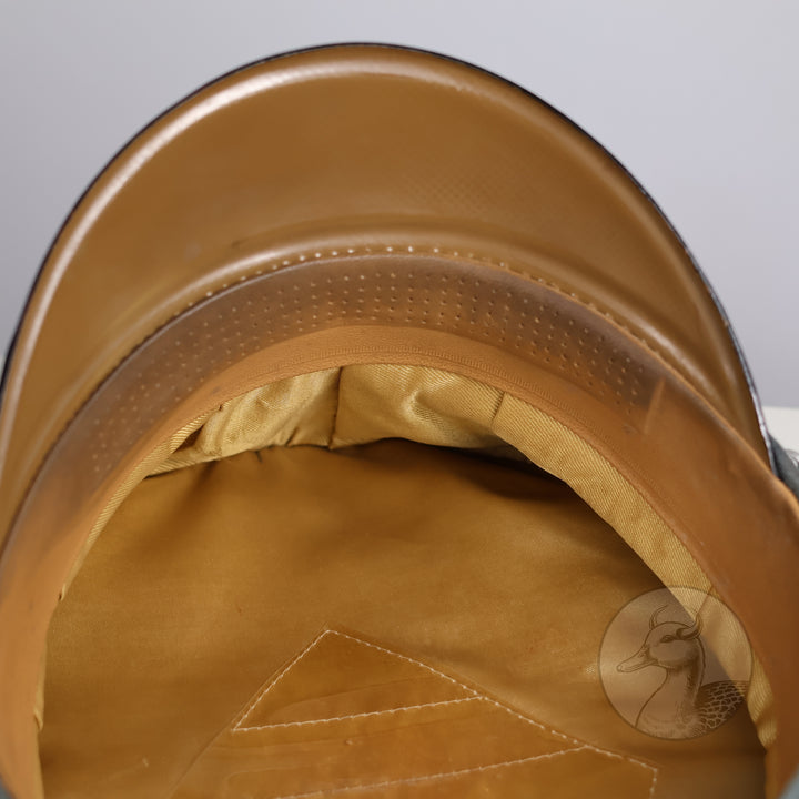 Originale Schirmmütze für Offizier in der Heeresverwaltung von EREL Kleiderkasse Berlin.

Authentisches und seltenes Sammlerstück aus dem Zeitraum des Dritten Reiches. Getragene Schirmmütze von Erel für Offiziere der Heeresverwaltung der Wehrmacht im gebrauchten aber sammelwürdigen Zustand.