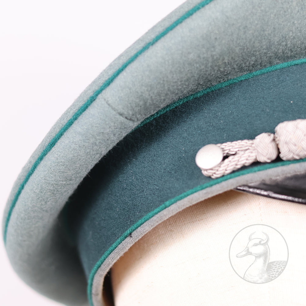 Originale Schirmmütze für Offizier in der Heeresverwaltung von EREL Kleiderkasse Berlin.

Authentisches und seltenes Sammlerstück aus dem Zeitraum des Dritten Reiches. Getragene Schirmmütze von Erel für Offiziere der Heeresverwaltung der Wehrmacht im gebrauchten aber sammelwürdigen Zustand.