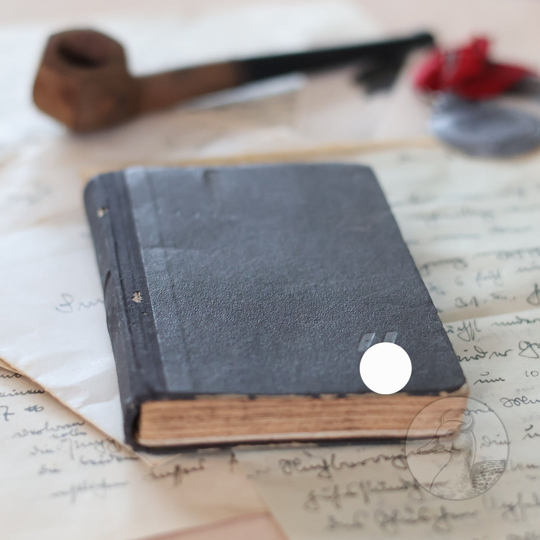 Kleiner Soldatenfreund Taschenkalender der SS Truppen aus dem Jahr 1944 vollständig erhalten teils beschriftet mit persönlichen Notizen mit Embleme auf dem Einbund