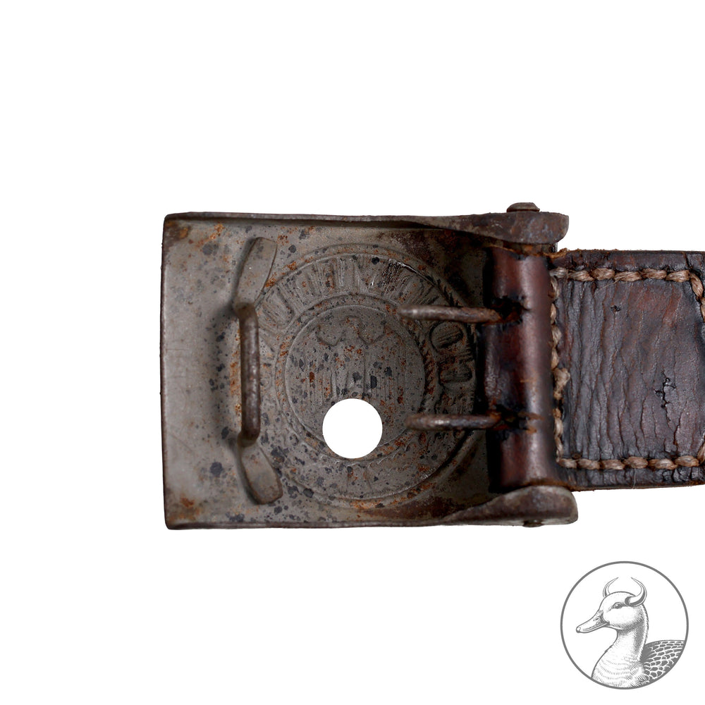 Koppelschloss der Wehrmacht in Eisen für Mannschaften mit vom Hersteller geprägter Lederzunge (E. Schneider - Lüdenscheid) "Gott mit uns"