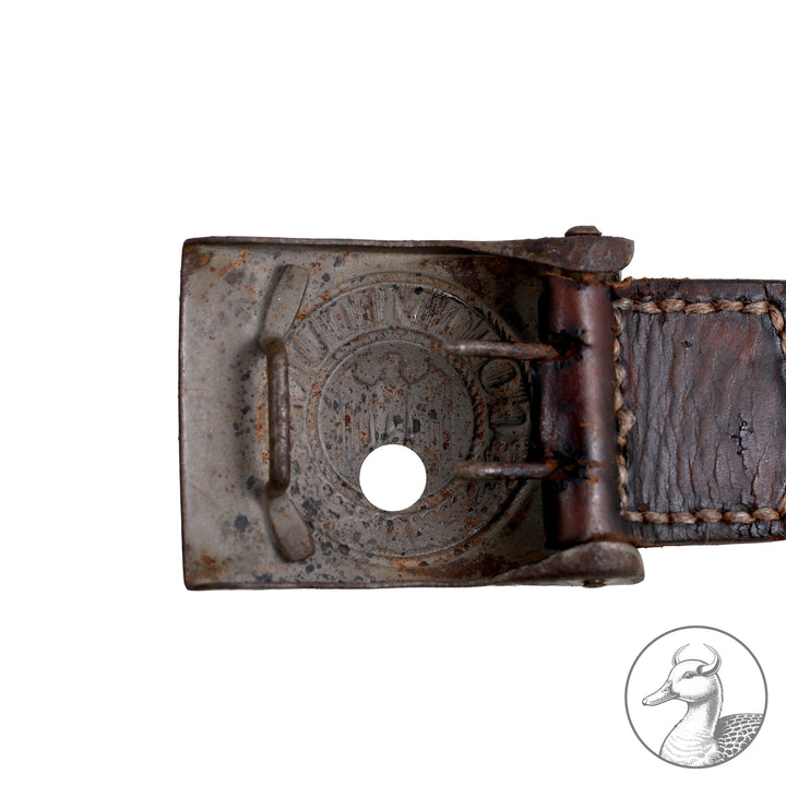 Koppelschloss der Wehrmacht in Eisen für Mannschaften mit vom Hersteller geprägter Lederzunge (E. Schneider - Lüdenscheid) "Gott mit uns"