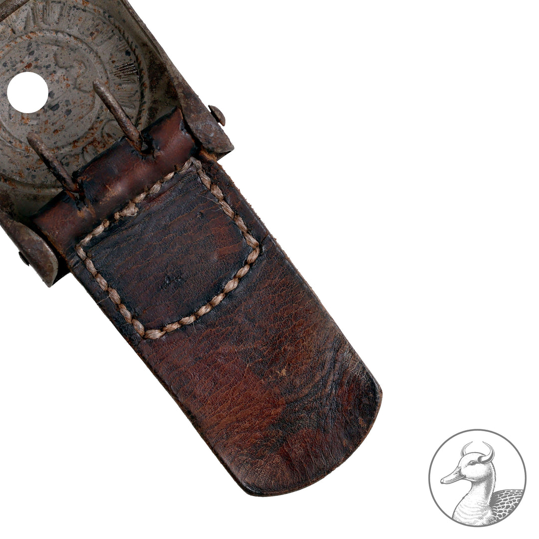 Koppelschloss der Wehrmacht in Eisen für Mannschaften mit vom Hersteller geprägter Lederzunge (E. Schneider - Lüdenscheid) "Gott mit uns"