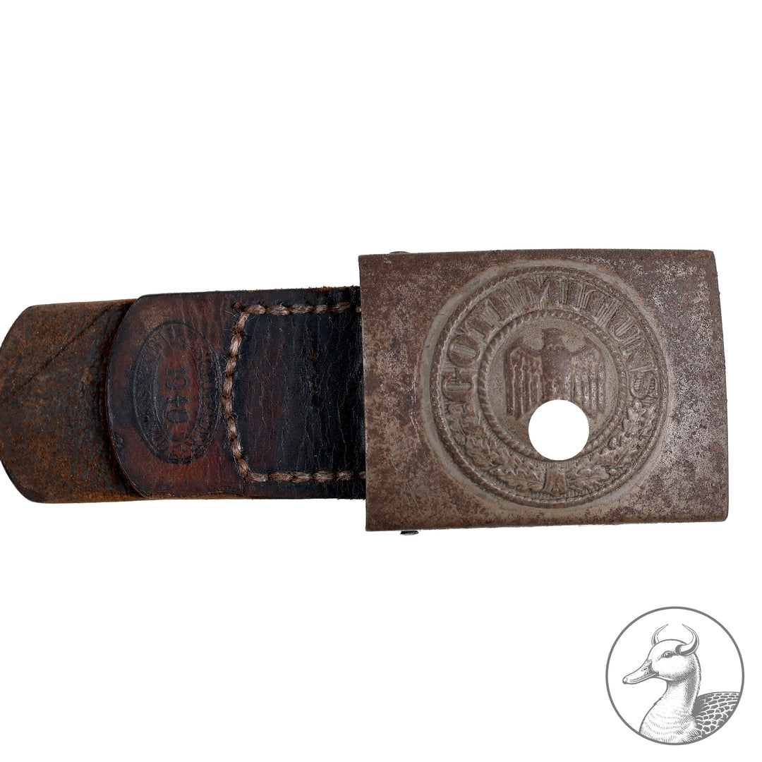 Koppelschloss der Wehrmacht in Eisen für Mannschaften mit vom Hersteller geprägter Lederzunge (E. Schneider - Lüdenscheid) "Gott mit uns"