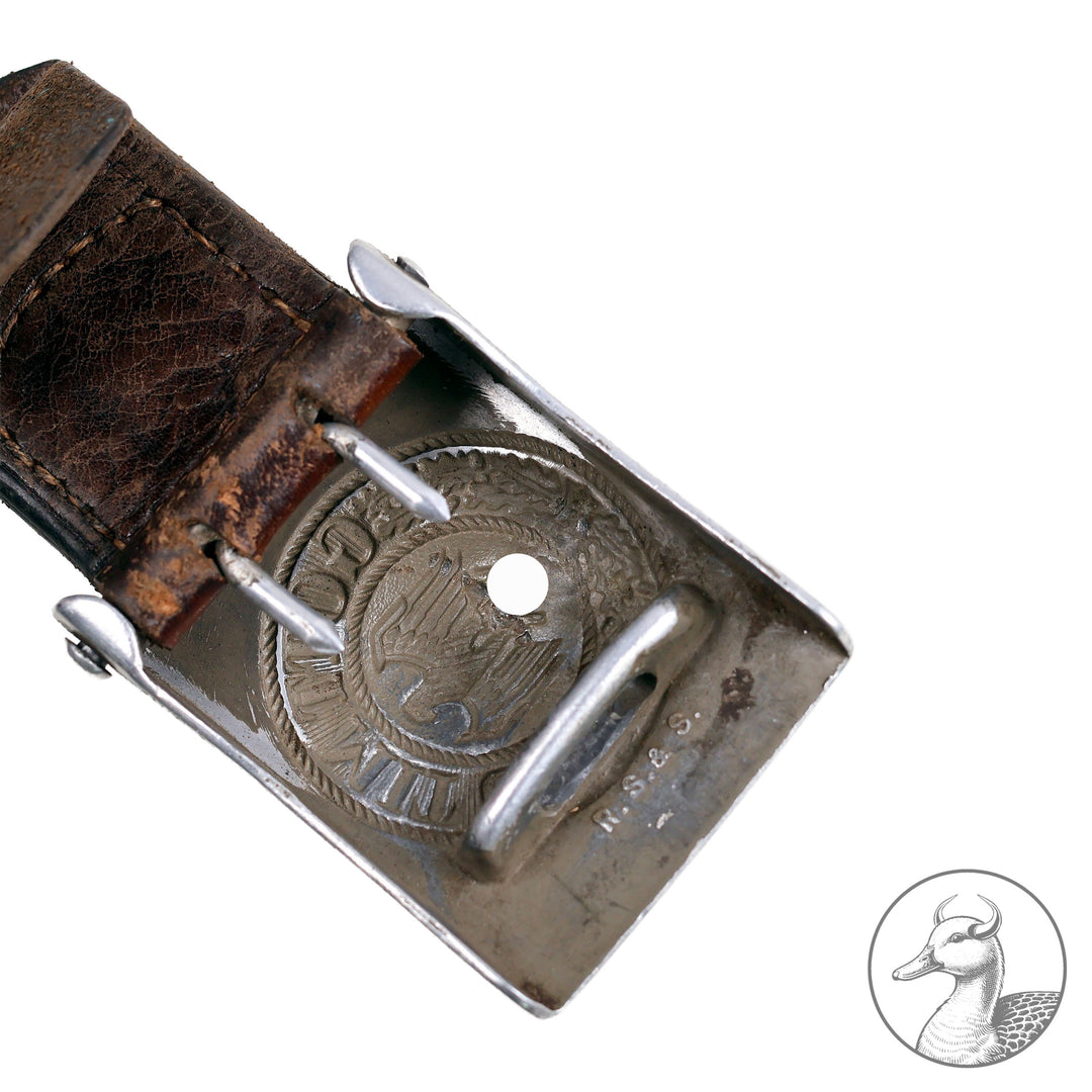 Typ:&nbsp; Koppelschloss Heer
Hersteller: Richard Sieper und Söhne
Zustand: stärkere Gebrauchsspuren an Schloss, am Hoheitsabzeichen wurde gefeilt