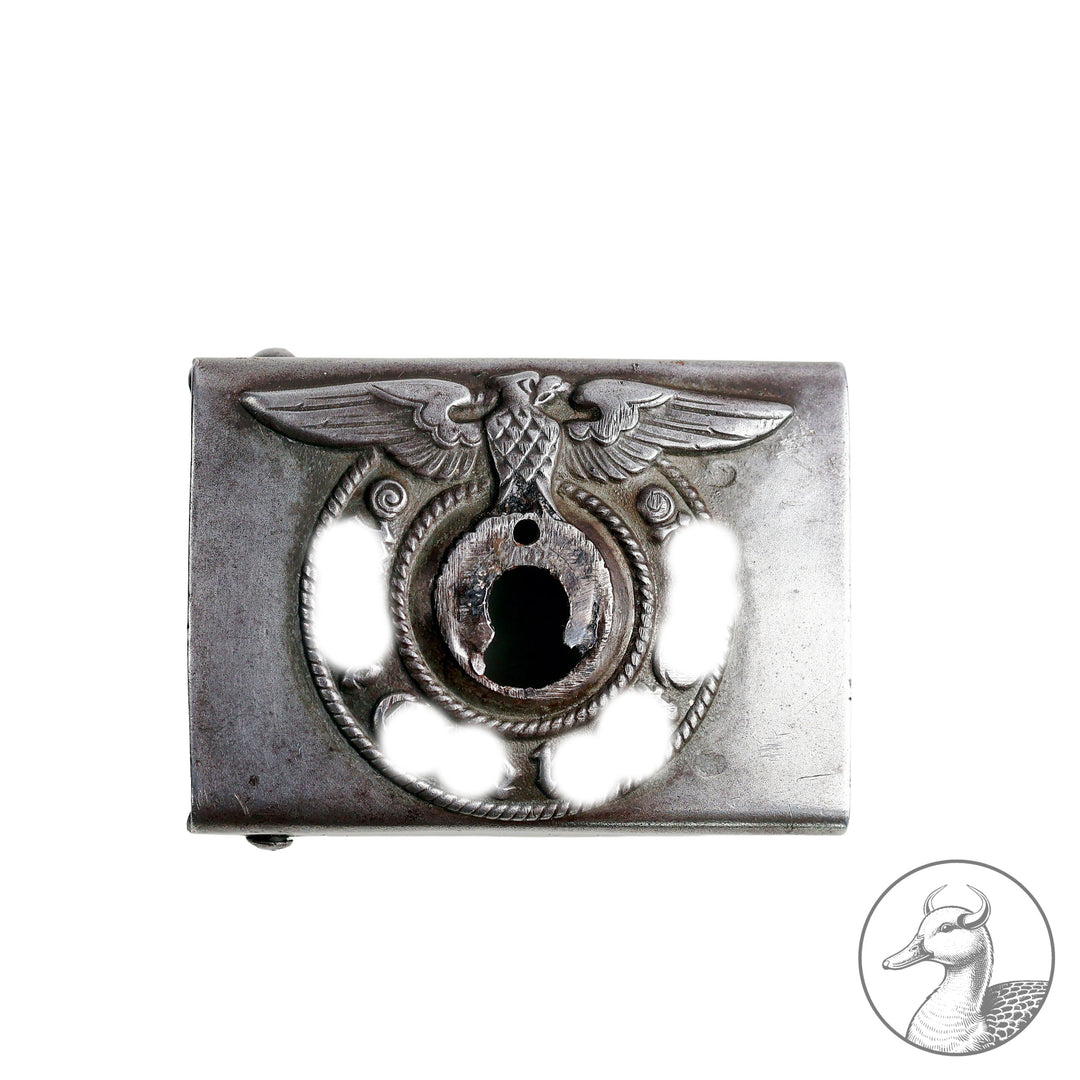 Typ: Koppelschloss Waffen-SS
Hersteller: Assmann
Zustand: Symbol herausgebohrt. Großes Loch, wie ein kleines Loch erkennbar