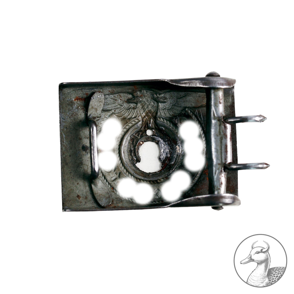 Typ: Koppelschloss Waffen-SS
Hersteller: Assmann
Zustand: Symbol herausgebohrt. Großes Loch, wie ein kleines Loch erkennbar