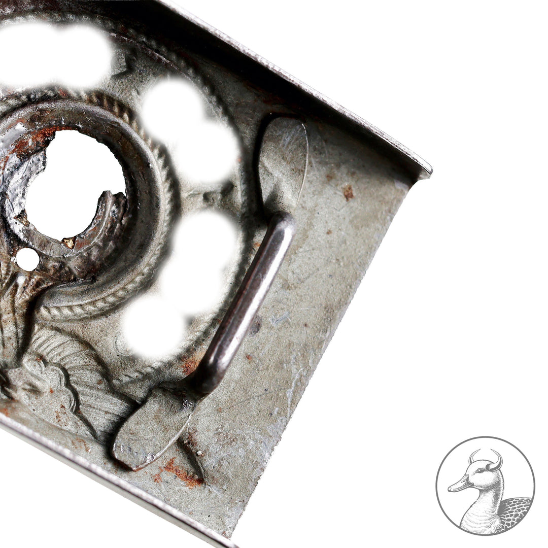 Typ: Koppelschloss Waffen-SS
Hersteller: Assmann
Zustand: Symbol herausgebohrt. Großes Loch, wie ein kleines Loch erkennbar