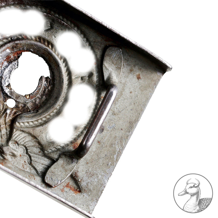 Typ: Koppelschloss Waffen-SS
Hersteller: Assmann
Zustand: Symbol herausgebohrt. Großes Loch, wie ein kleines Loch erkennbar