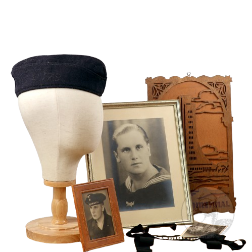 Originaler Nachlass U-Boot Mann U179 + Schiffchen, 3 Fotografien, Mützenband und Holzrelief Laboe Ehrenmal