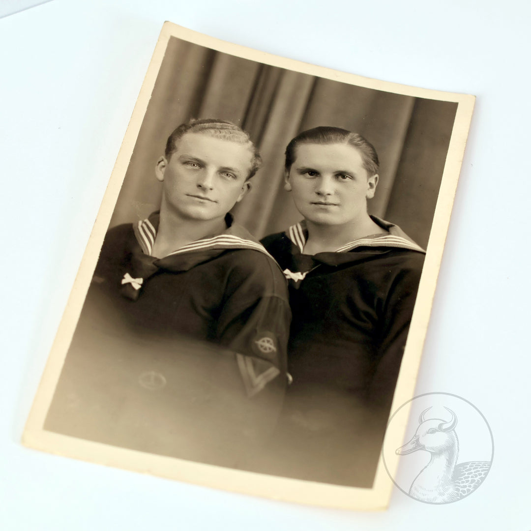 Originaler Nachlass U-Boot Mann U179 + Schiffchen, 3 Fotografien, Mützenband und Holzrelief Laboe Ehrenmal