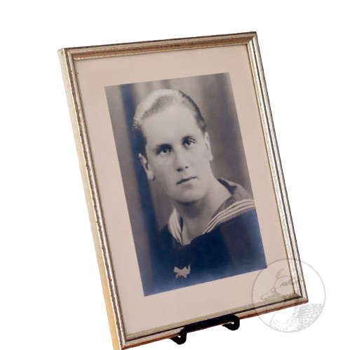 Originaler Nachlass U-Boot Mann U179 + Schiffchen, 3 Fotografien, Mützenband und Holzrelief Laboe Ehrenmal