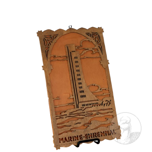 Originaler Nachlass U-Boot Mann U179 + Schiffchen, 3 Fotografien, Mützenband und Holzrelief Laboe Ehrenmal