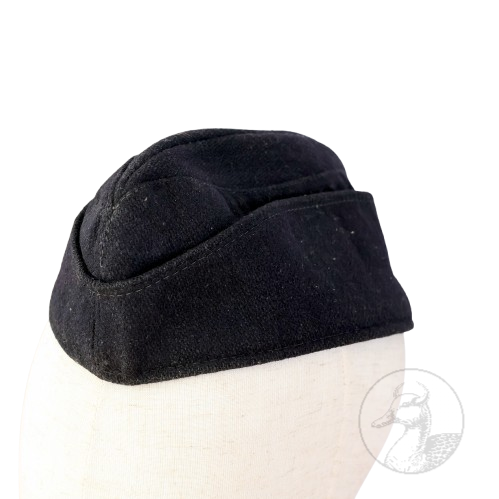 Originaler Nachlass U-Boot Mann U179 + Schiffchen, 3 Fotografien, Mützenband und Holzrelief Laboe Ehrenmal