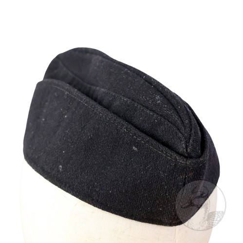 Originaler Nachlass U-Boot Mann U179 + Schiffchen, 3 Fotografien, Mützenband und Holzrelief Laboe Ehrenmal