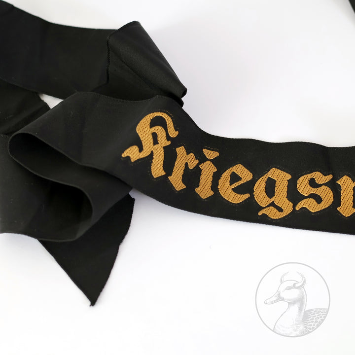 Originaler Nachlass U-Boot Mann U179 + Schiffchen, 3 Fotografien, Mützenband und Holzrelief Laboe Ehrenmal