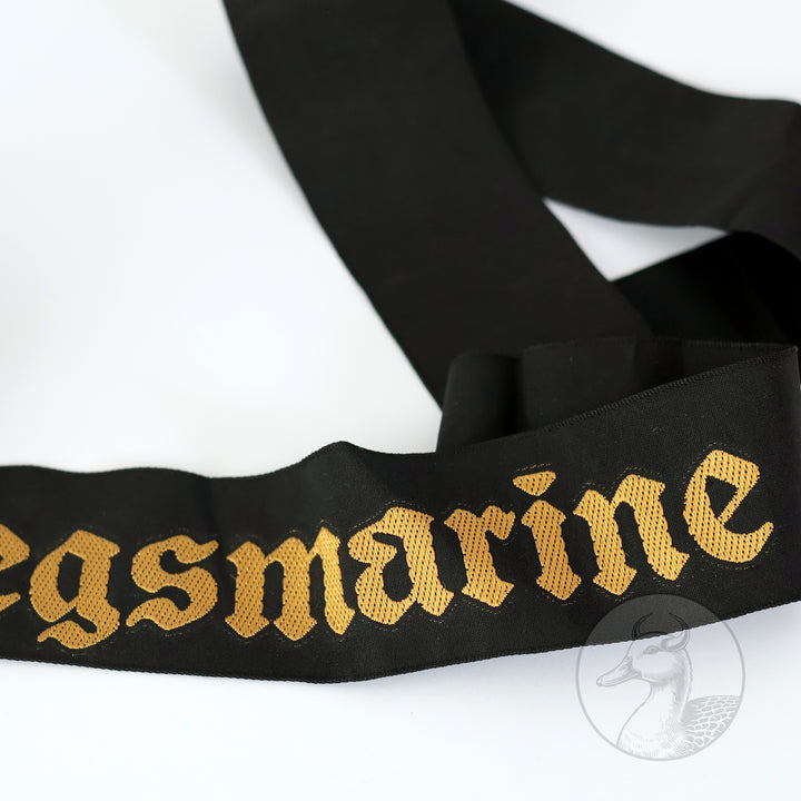 Originaler Nachlass U-Boot Mann U179 + Schiffchen, 3 Fotografien, Mützenband und Holzrelief Laboe Ehrenmal