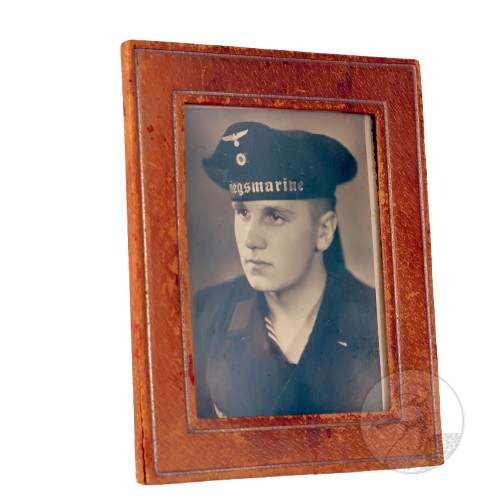 Originaler Nachlass U-Boot Mann U179 + Schiffchen, 3 Fotografien, Mützenband und Holzrelief Laboe Ehrenmal