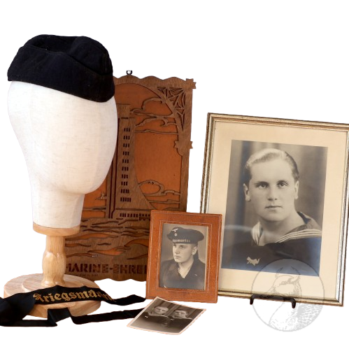 Originaler Nachlass U-Boot Mann U179 + Schiffchen, 3 Fotografien, Mützenband und Holzrelief Laboe Ehrenmal
