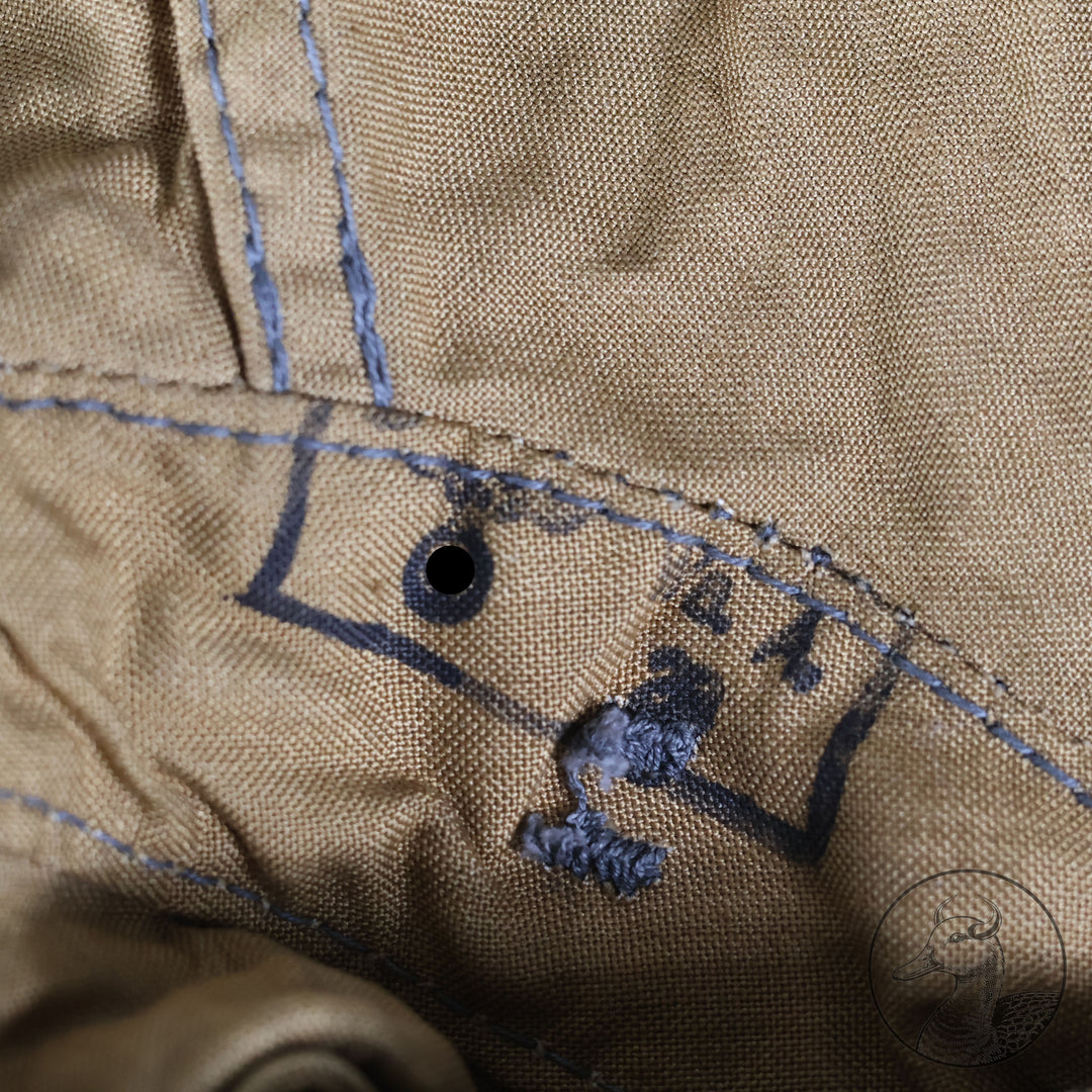 Originaler gummierter Regenumhang der Hitlerjugend

Fertigung aus braunem gummiertem Stoff.
Alle Knöpfe vorhanden.

Produktdetails&nbsp;

Typ: Regenmantel HJ
Hersteller: nicht bekannt
Material: Gummierter Stoff
Zustand: 1-2